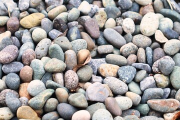 沢山のカラフルな丸っこい小石