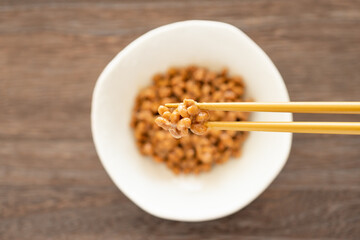 納豆を箸で持ち上げる