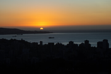 atardecer silueta de ciudad