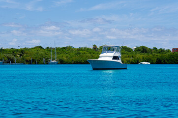 Fototapeta na wymiar Hatteras yacht in mexican caribbean