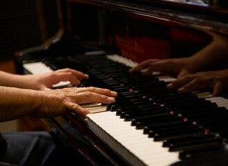 Fototapeta na wymiar manos en un piano 
