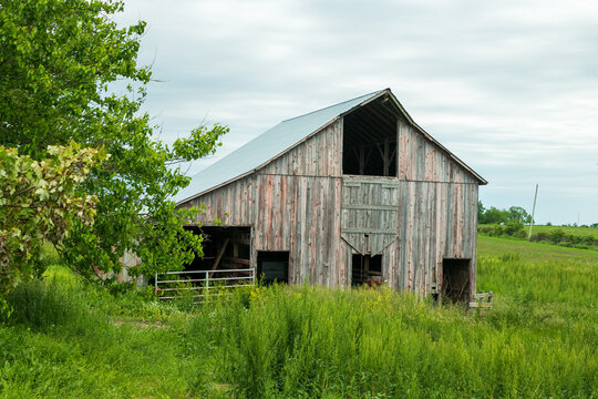 Metal roof barn in rural Missouri