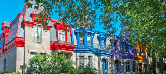 Naklejka premium Pannorama of colorful Victorian houses in Le plateau Mont Royal borough in Montreal, Quebec