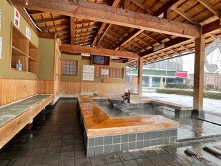 冬の雪景色の中の福島県磐梯熱海駅前の足湯