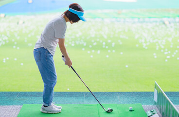 Fototapeta premium ゴルフ練習 コロナ禍に密にならず楽しめるスポーツ 