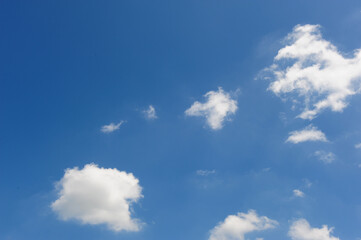 맑은 푸른 하늘의 흰구름