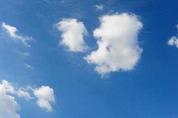 맑은 푸른 하늘의 흰구름
