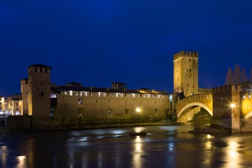 Nürnberg. Brücke über den Fluss Pegnitz und Wasserturm in der Nacht, Deutschland © Shchipkova Elena