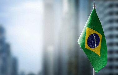 Een kleine vlag van Brazilië op de achtergrond van een onscherpe achtergrond