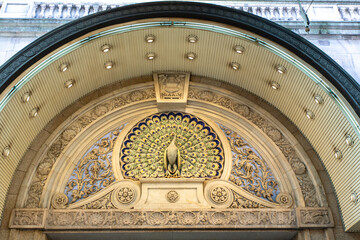 大丸心斎橋店の壁面に飾られた孔雀の装飾（心斎橋・大阪）