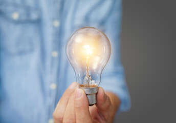 Obraz na płótnie Canvas man holding light bulbs, ideas of new ideas with innovative technology and creativity.