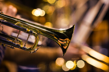 Fragment of the trumpet in the orchestra close-up in gold tones - obrazy, fototapety, plakaty
