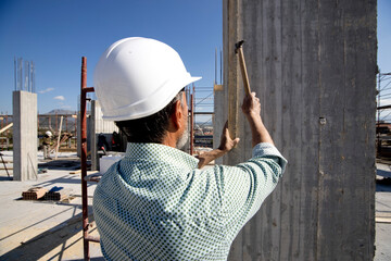 worker using helmet 