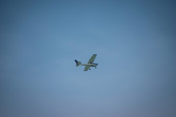 avioneta volando cerca del suelo 