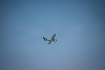 avioneta volando cerca del suelo 
