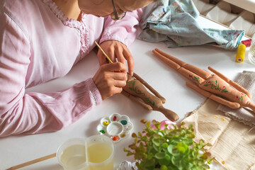 Obraz premium A woman designer will paint handmade dolls. Hobby.