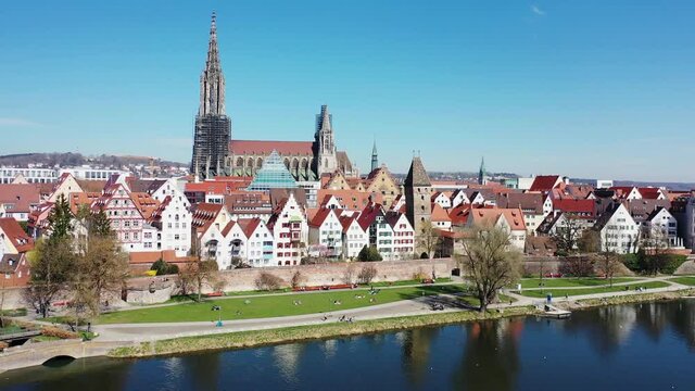 Drohnenvideo vom Ulmer M&uuml;nster bei sch&ouml;nem Wetter   