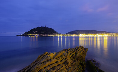 Obraz premium City lights at night in La Concha bay, Donostia, Gipuzkoa