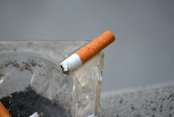 Popielniczka z kawałkami niedopalonych papierosów. 