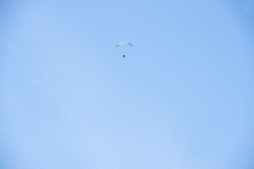 Gleitschirmflieger am blauen Himmel