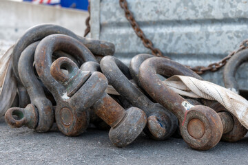 Schäkel auf einer Baustelle