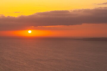 Obraz premium Puesta de sol en el Océano Atlántico desde el sur de la isla de Tenerife, Islas Canarias, España. Viento en la superficie del mar creando olas.