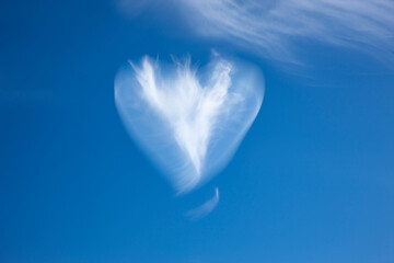 Wolkenherz in blauem Himmel