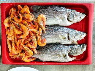 fish with lemon and tomatoes