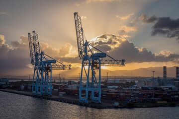 Obraz premium Sun setting over shipping port in Caribbean Island