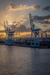 Obraz premium Sun setting over shipping port in Caribbean Island
