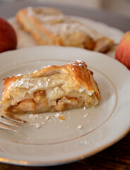 torta strudel di mele dolce  tipico dell'Austria e sud Tirolo