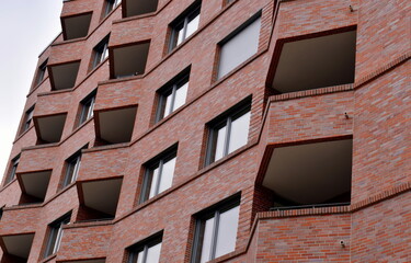 Moderne rote Neubaufassade in Freiburg