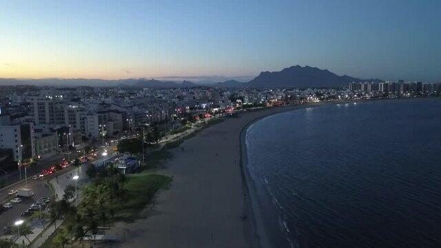Praia de Camburi ao anoitecer. Vit&oacute;ria, Esp&iacute;rito Santo, Brasil.