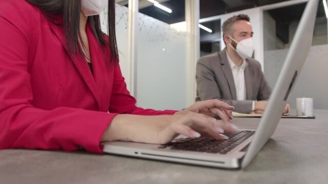 Hombres y mujeres trabajando en junta de negocios