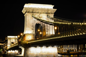 Boedapest, Hongarije-20 juni 2019: nachtzicht op de Széchenyi-kettingbrug