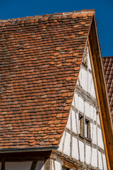 Schäden an altem Dach