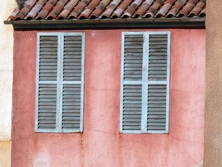Fototapeta na wymiar Vue de fenêtres et persiennes colorées