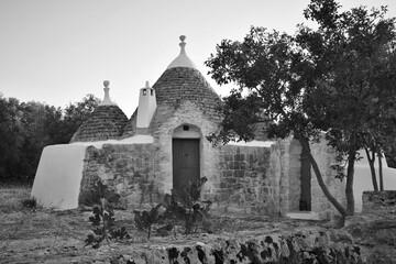 TRULLI COUNTRY HOUSES IN STONE BUILT BY PROFESSIONAL STONE SCALPELLINI ARTISANS