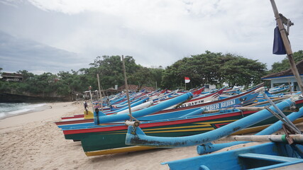 Obraz premium Fishing boats that lean on the beach