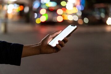 道の上でスマートフォンを開く人