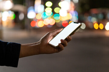 道の上でスマートフォンを開く人