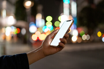 道の上でスマートフォンを開く人