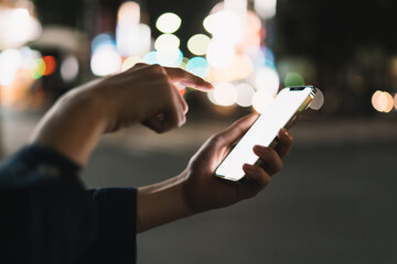 道の上でスマートフォンを開く人