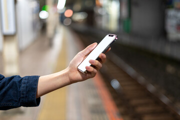 道の上でスマートフォンを開く人