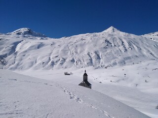 house church lost in the snowy mountain
maison b&acirc;tisse &eacute;glise perdue dans les montagnes enneig&eacute;es Simplonpass Schweiz