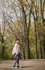 Fototapeta premium 春の公園で野外探検している可愛い子供の様子