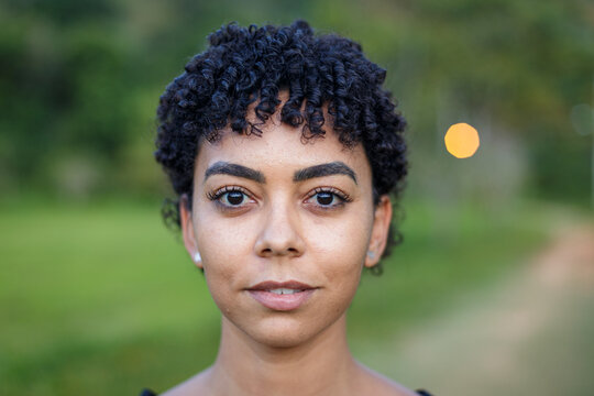 Jovem mulher brasileira posa para fotografia em parque de lazer de Guarani, Minas Gerais, Brasil