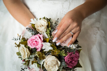 Obraz na płótnie Canvas Ramo de flores y anillo de bodas
