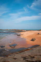 costa de playa paradisiaca de arena y piedras