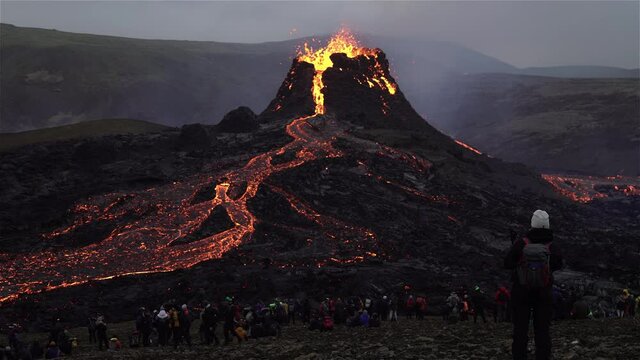 Volcanic eruption Iceland 2021 large crowd of spectators